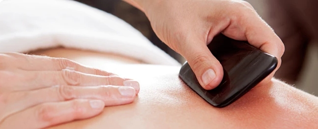 Guasha therapeut in behandeling — guasha therapie in uitvoering